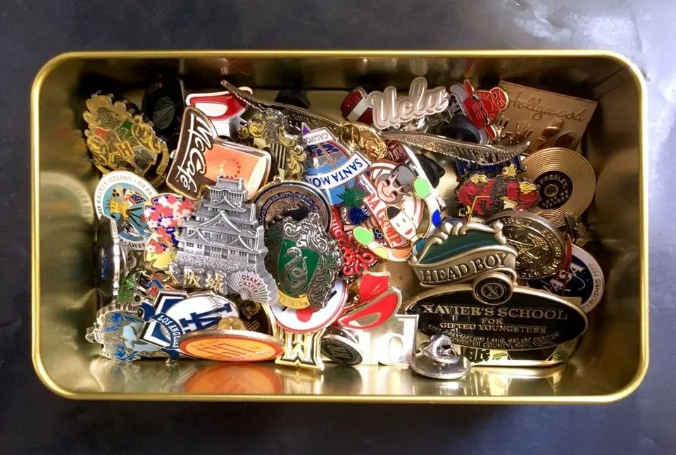 Badges I have been collecting over years. From top:UC Berkely, Space Commander, 2nd Logistic Command, Korea Ministry of National Defense, Alcatraz, 50th SuperBowl, Chicago Bulls, KAIST, I♥NY, HongKong, Japan, San Francisco, CocaCola, Mendini, Marque…